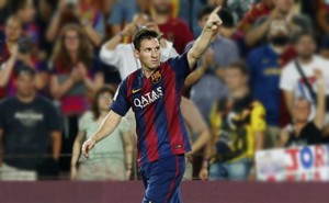 Barcelona's Lionel Messi celebrates his goal during the Spanish first division soccer match against Elche at Nou Camp stadium in Barcelona August 24, 2014.  REUTERS/Gustau Nacarino (SPAIN - Tags: SPORT SOCCER)
