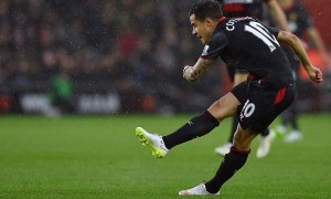 SOUTHAMPTON, ENGLAND - FEBRUARY 22: (THE SUN OUT, THE SUN ON SUNDAY OUT) Philippe Coutinho of Liverpool scores the opening goal during the Barclays Premier League match between Southampton and Liverpool at St Mary's Stadium on February 22, 2015 in Southampton, England. (Photo by Andrew Powell/Liverpool FC via Getty Images)
