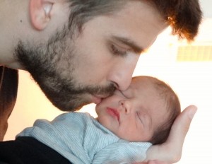 SPAIN - FEBRUARY 04: In this handout provided by UNICEF, Gerard Pique and Shakira introduce their son, Milan Pique Mebarak on February 4, 2013. Milan was born on January 22, 2013 in Barcelona, Spain. (Photo by UNICEF via Getty Images)